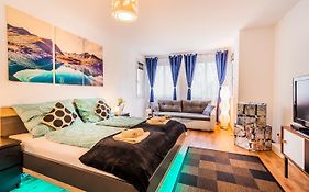 10 Min. Downtown - 2 Bedrooms - Parking